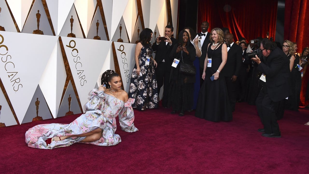 Sängerin Andra Day posiert auf dem roten Teppich.