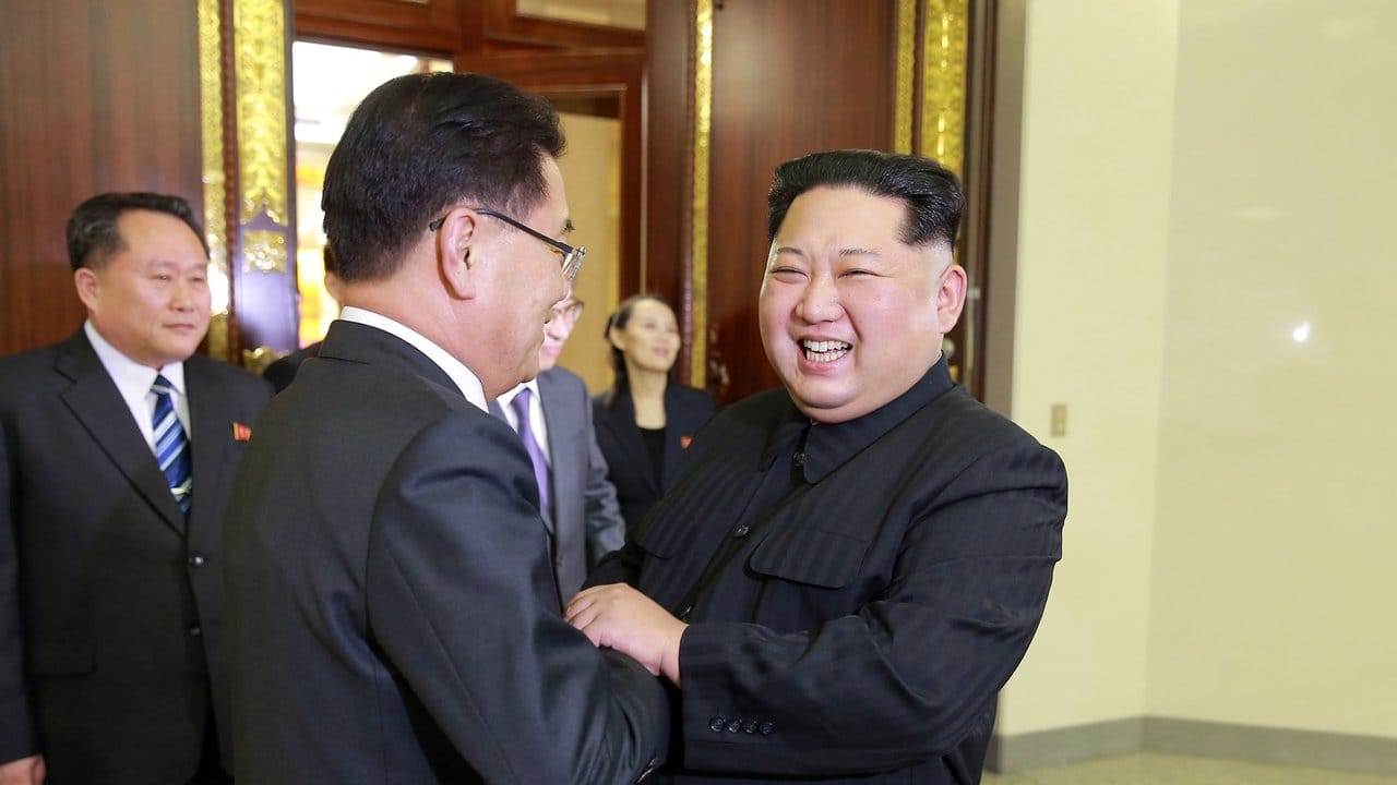 Der nordkoreanische Machthaber Kim Jong Un trifft Chung Eui Yong, den nationalen Sicherheitsberater Südkoreas.