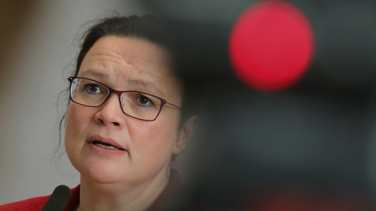 Die Fraktionsvorsitzende der SPD, Andrea Nahles, beantwortet Fragen von Journalisten. Die Fraktionsvorsitzende der SPD, Andrea Nahles, beantwortet Fragen von Journalisten.