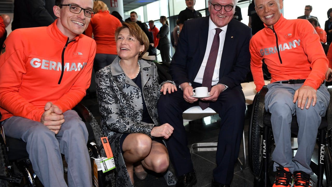 Martin Fleig (l) und Andrea Eskau (r) posieren mit Bundespräsident Frank-Walter Steinmeier und siner Frau Elke Büdenbender.