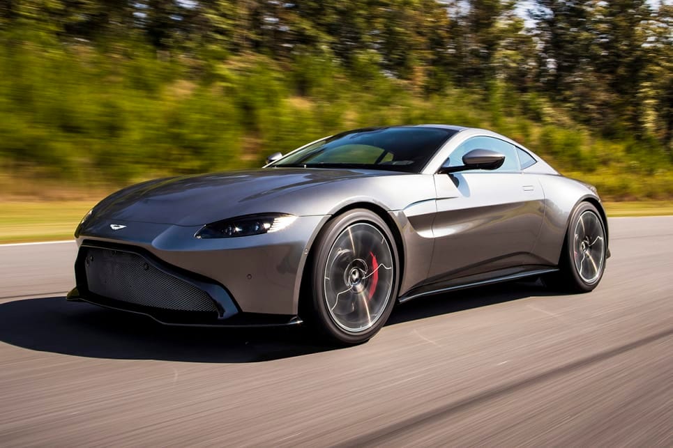 Mit ganz neuem Look tritt der Aston Martin Vantage an.