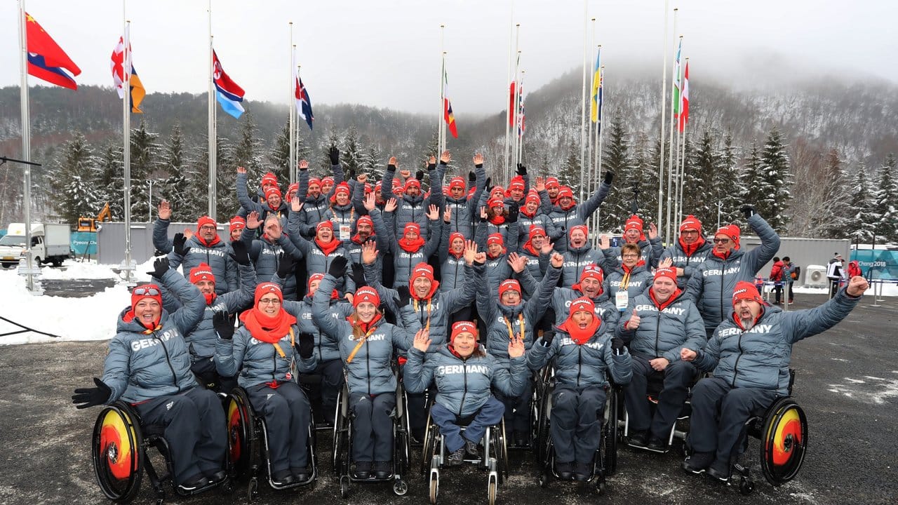 Das deutsche paralympische Team stellt sich bei der illkommens-Zeremonie den Fotografen.