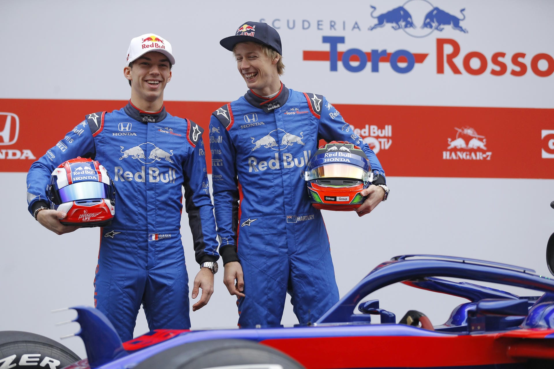 Pierre Gasly (links) und Brendon Hartley bei der Teampräsentation des Rennstalls Toro Rosso.