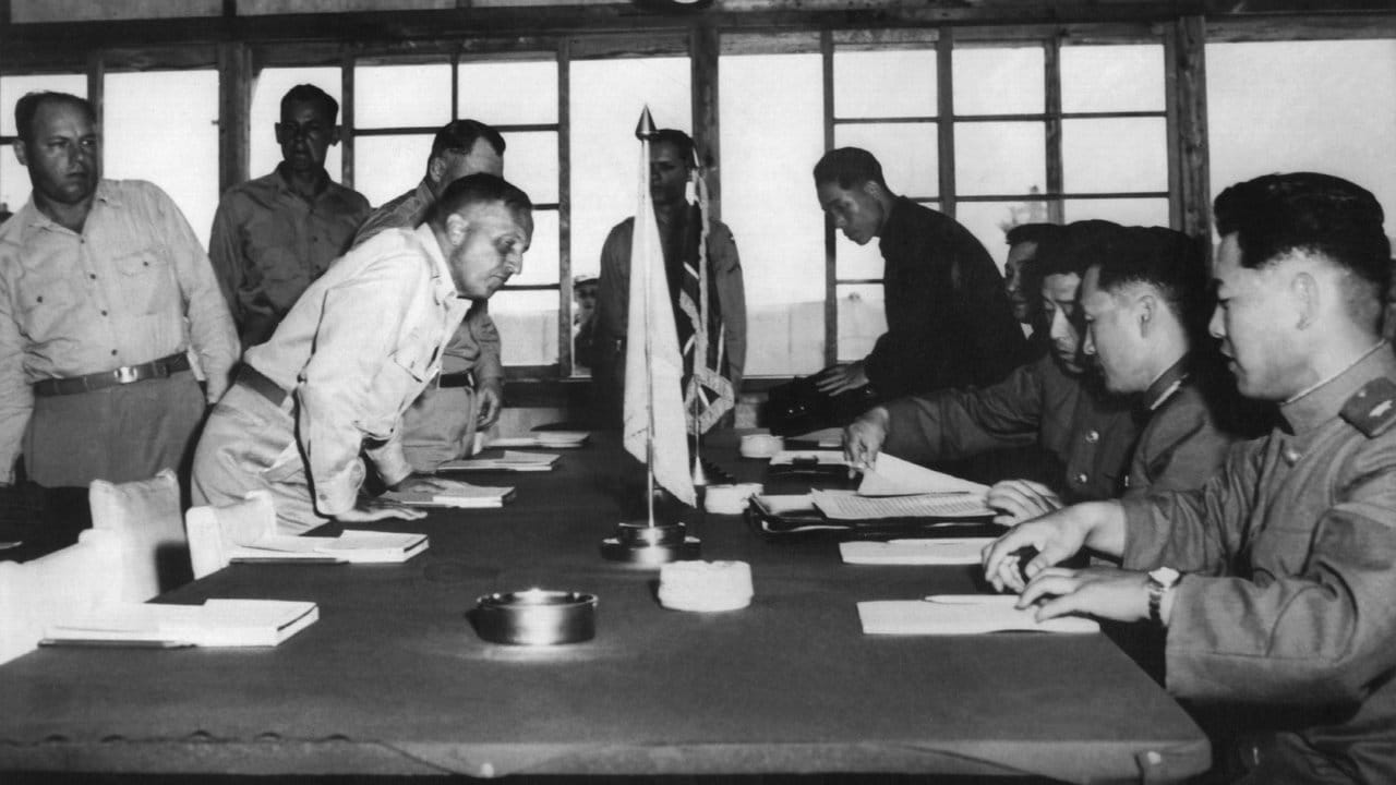 Das Archivbild von Juli 1953 zeigt den UN-Chefdelegierten Generalleutnant William Harrison (l.