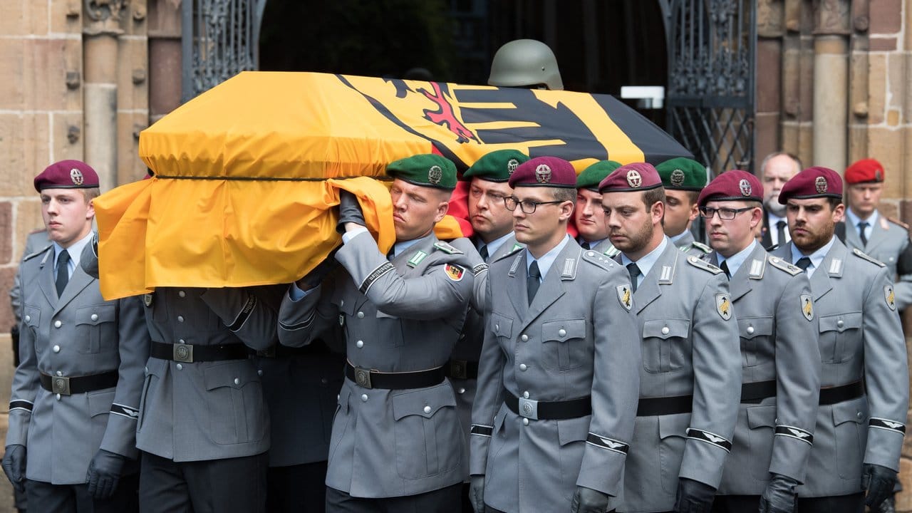 Soldatenbegräbnis in Fritzlar: Ein Opfer des Helikopter-Absturzes in Mali wird zu Grabe getragen. Soldatenbegräbnis in Fritzlar: Ein Opfer des Helikopter-Absturzes in Mali wird zu Grabe getragen.