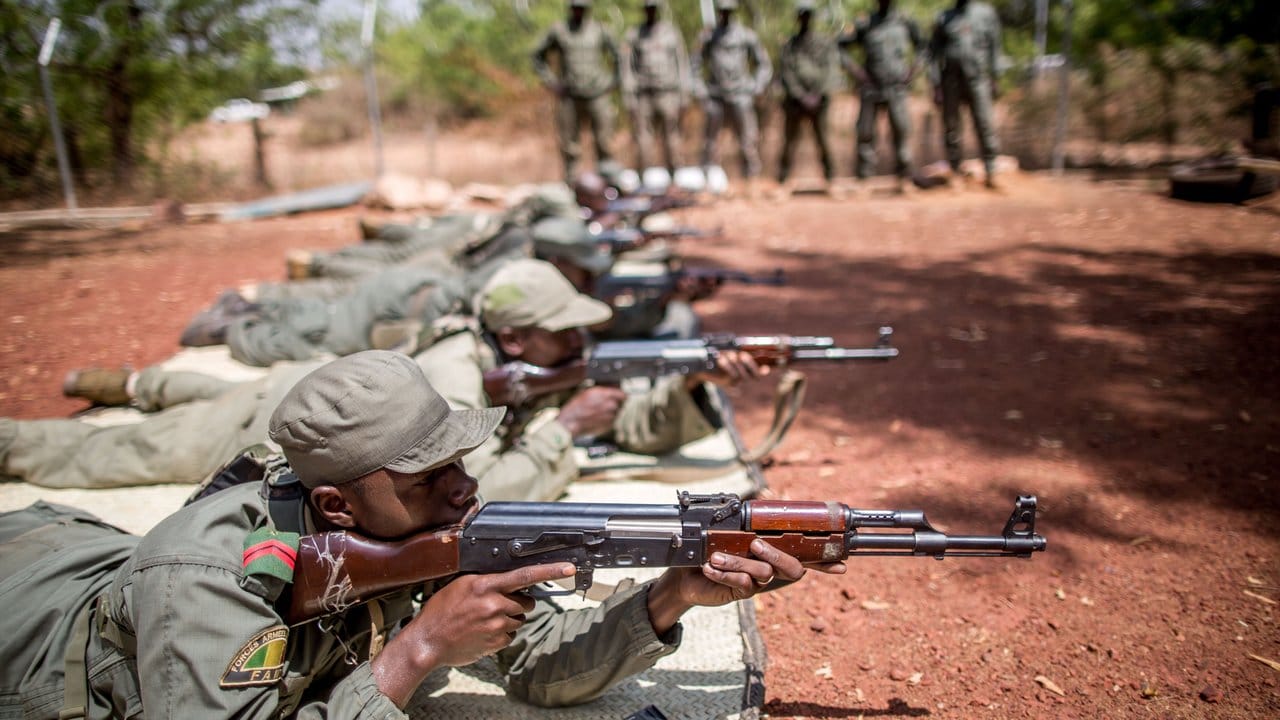 Malische Soldaten werden in Koulikoro, Mali, von UN-Soldaten der Bundeswehr trainiert. Malische Soldaten werden in Koulikoro, Mali, von UN-Soldaten der Bundeswehr trainiert.