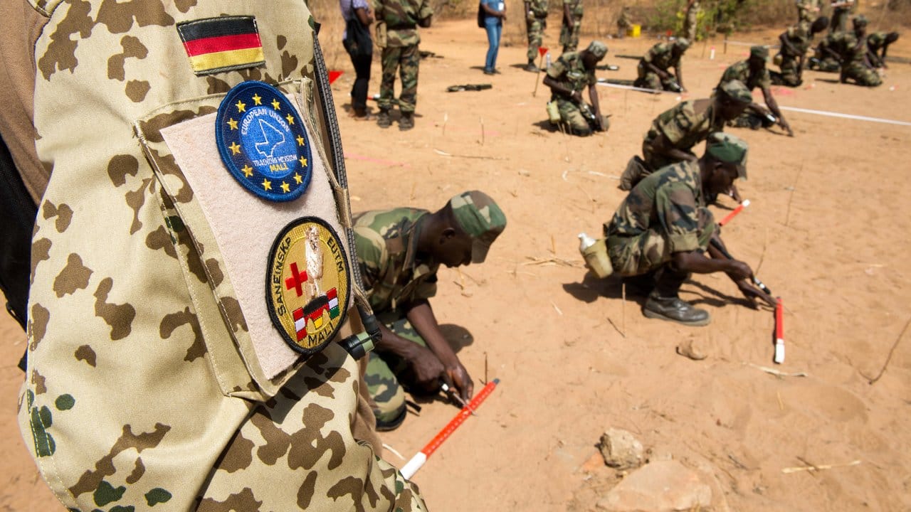 Bundeswehrsoldaten bilden 2013 in Koulikoro (Mali) Pioniere der Armee Malis aus. Bundeswehrsoldaten bilden 2013 in Koulikoro (Mali) Pioniere der Armee Malis aus.