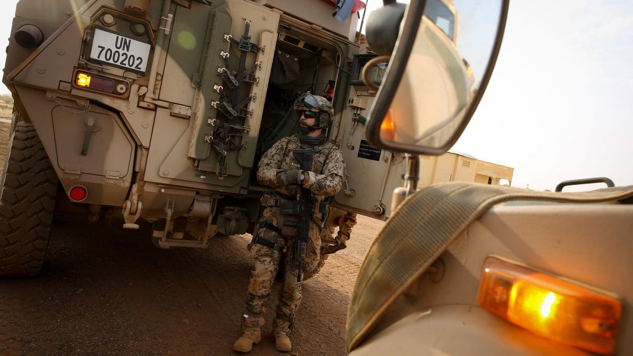 Schwer bewaffnete Bundeswehrsoldaten am Feldlager Camp Castor im Norden von Mali. Schwer bewaffnete Bundeswehrsoldaten am Feldlager Camp Castor im Norden von Mali.