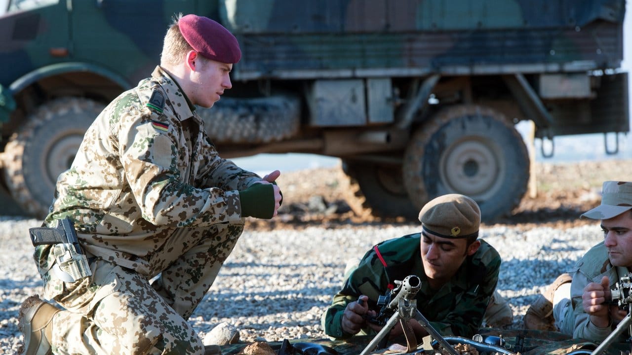 Bundeswehrsoldaten trainieren Peschmerga-Kämpfer in Erbil im Umgang mit deutschen Waffen. Bundeswehrsoldaten trainieren Peschmerga-Kämpfer in Erbil im Umgang mit deutschen Waffen.