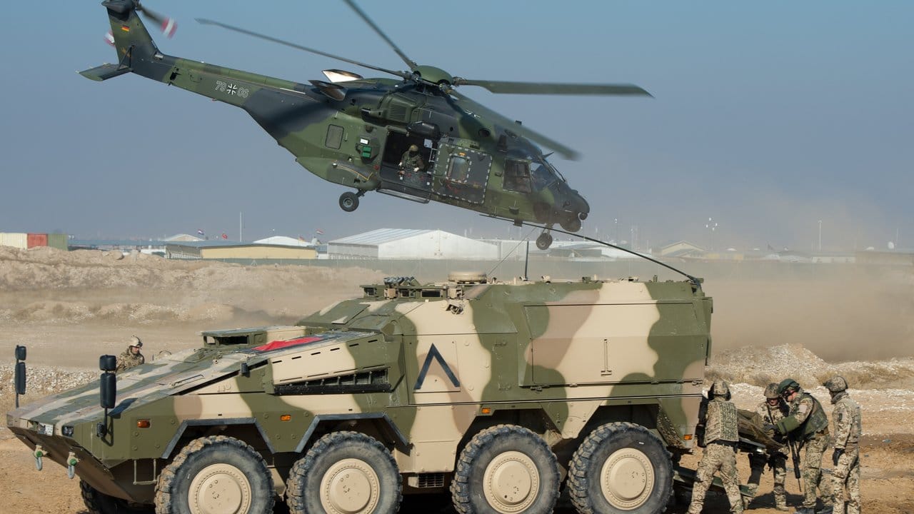 NH-90 Hubschrauber hinter einem Radpanzer Boxer im afghanischen Masar-i-Scharif. NH-90 Hubschrauber hinter einem Radpanzer Boxer im afghanischen Masar-i-Scharif.