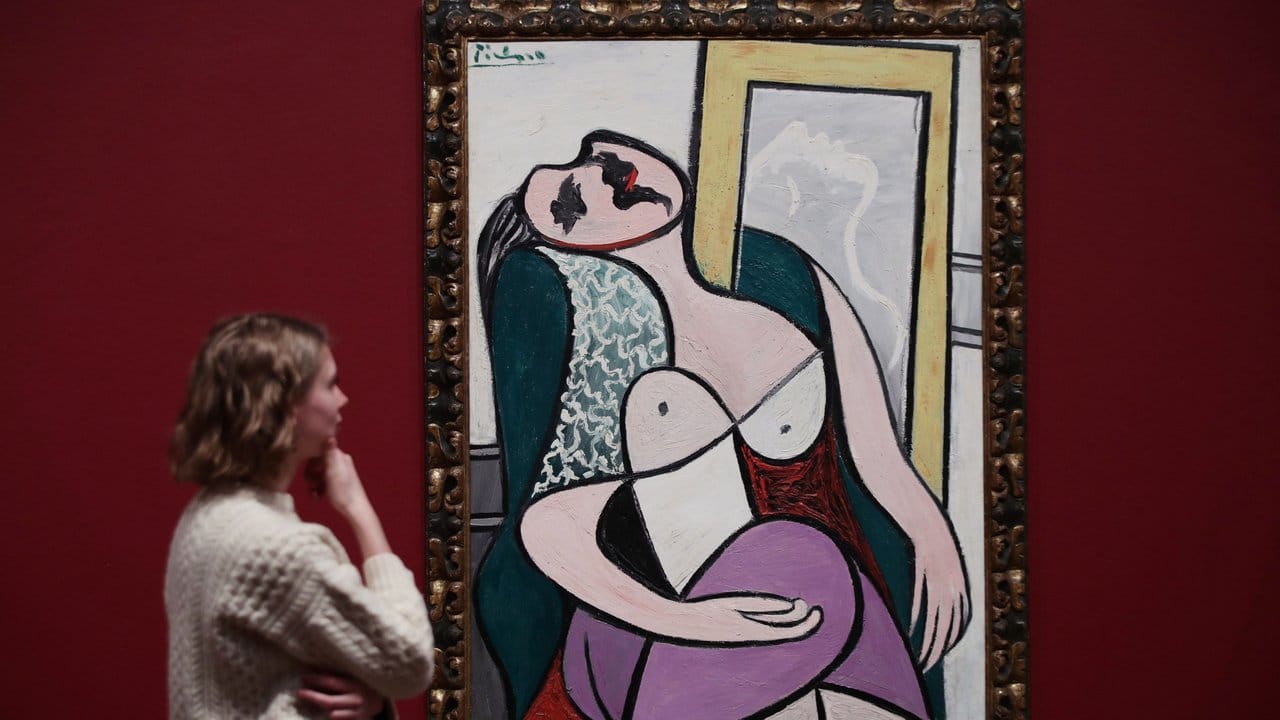 Das Gemälde "Schlafende Frau neben einem Spiegel" (1932) von Pablo Picasso in der Tate Modern. Das Gemälde "Schlafende Frau neben einem Spiegel" (1932) von Pablo Picasso in der Tate Modern.