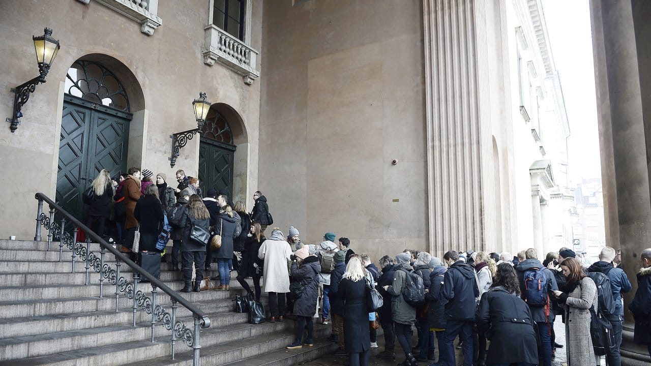 Zahlreiche Journalisten warten zum Prozessbeginn auf den Einlass in das Gerichtsgebäude.