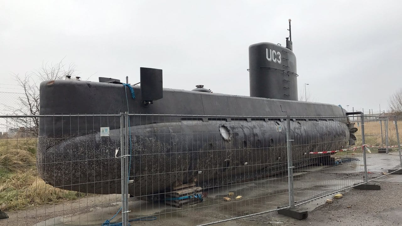 An der Außenhülle des U-Bootes "Nautilus" ist der Schriftzug "Free Madsen" erkennbar.