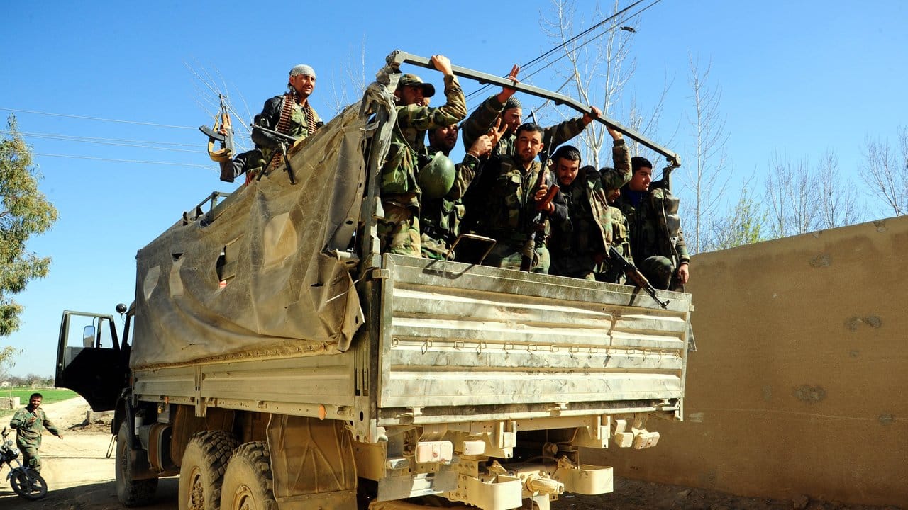 Syrische Soldaten bereiten sich auf den Vormarsch auf ein von Rebellen besetztes Viertel vor.