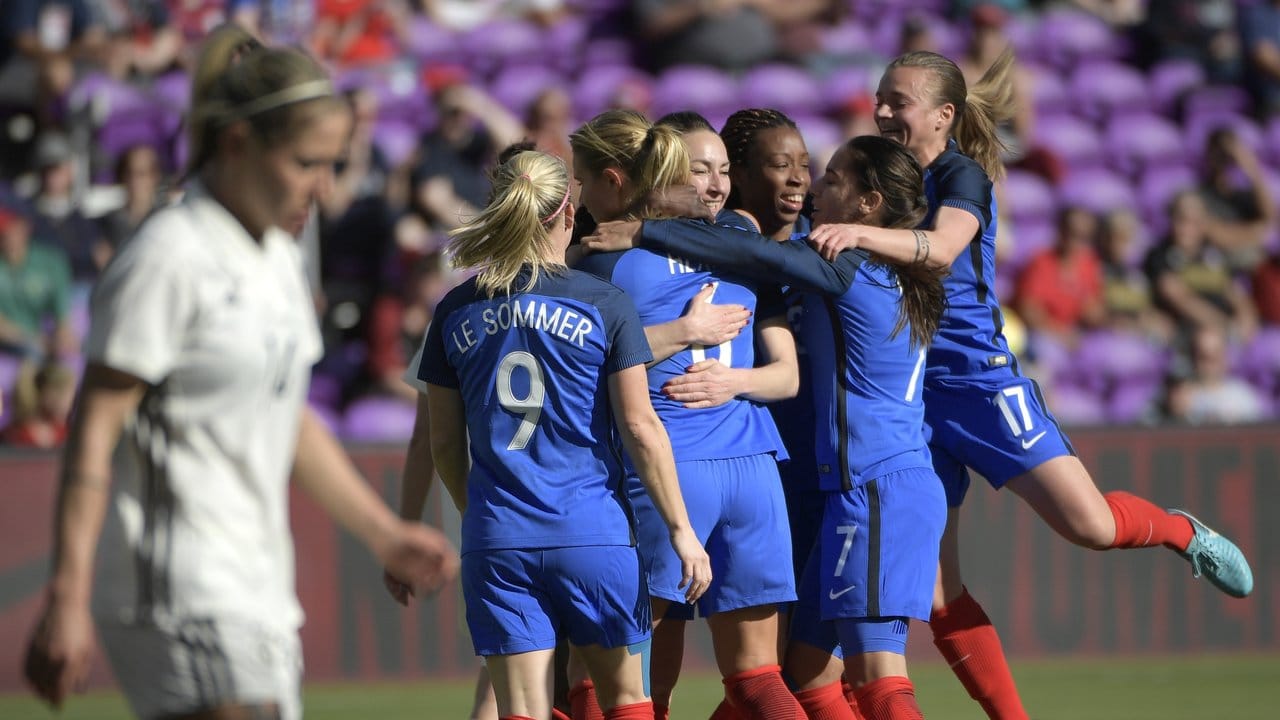 Die französischen Spielerinnen freuen sich über ein Tor gegen Deutschland.