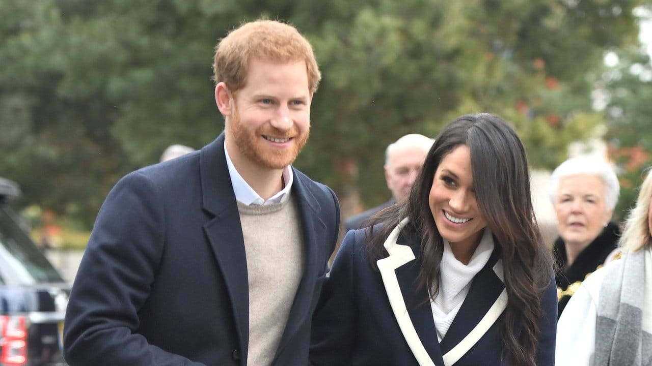 Der britische Prinz Harry und seine Verlobte, die US-Schauspielerin Meghan Markle, machen einen Rundgang in Birmingham.