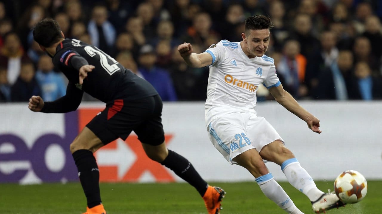 Florian Thauvin (r) von Olympique Marseille schießt, Bilbaos Mikel Balenziaga bleibt nur das Nachsehen.