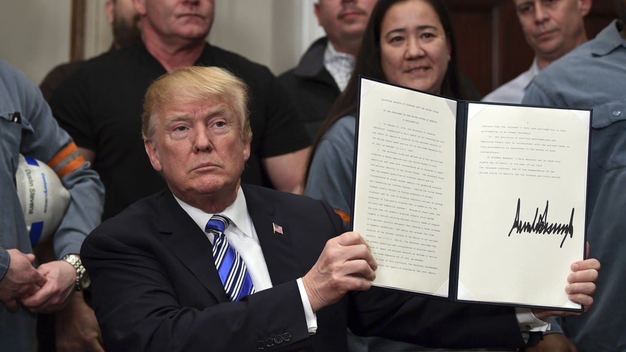 Trump bei der Unterzeichnung der Proklamationen: "Ich verteidige heute Amerikas nationale Sicherheit, indem ich Importe von Stahl und Aluminium mit Zöllen belege.