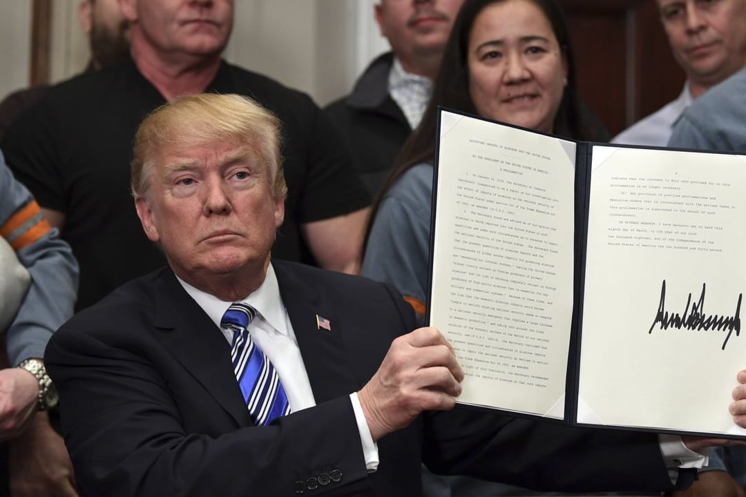 Trump bei der Unterzeichnung der Proklamationen: "Ich verteidige heute Amerikas nationale Sicherheit, indem ich Importe von Stahl und Aluminium mit Zöllen belege.