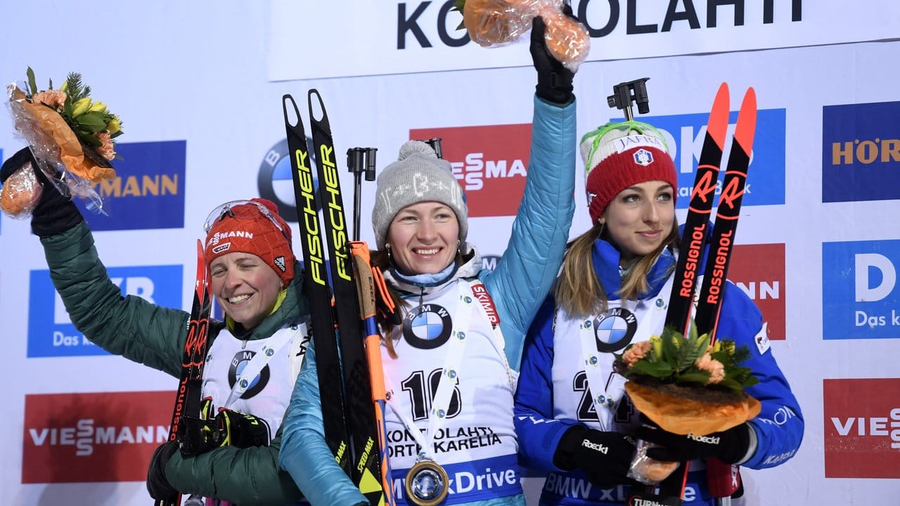 Bei der Siegererhung in Kontiolahti: Die Zweitplatzierte Franziska Hildebrand (l-r), Siegerin Darja Domratschawa aus Weißrussland und die Italienerin Lisa Vittozzi.
