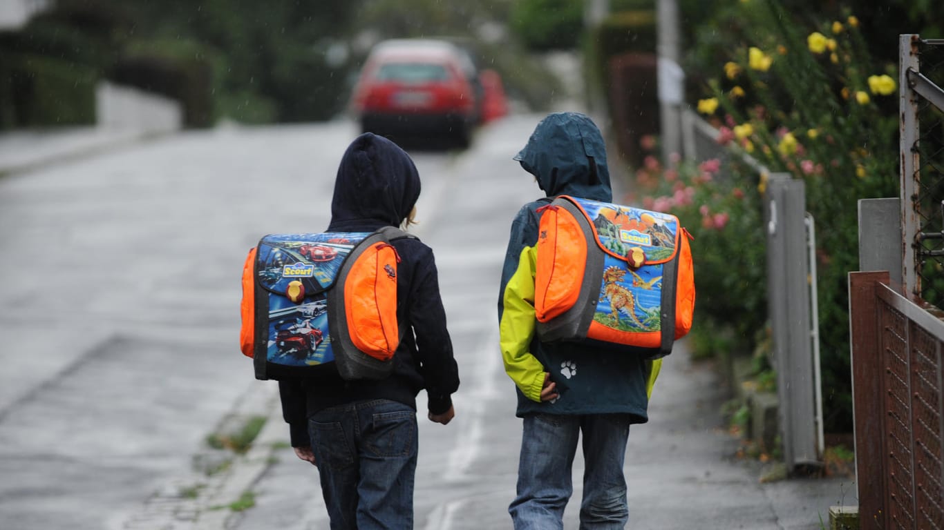 Kinder gehen in Kassel bei Regen in die Schule: In den kommenden Tagen ist immer wieder regenfeste Kleidung angesagt.