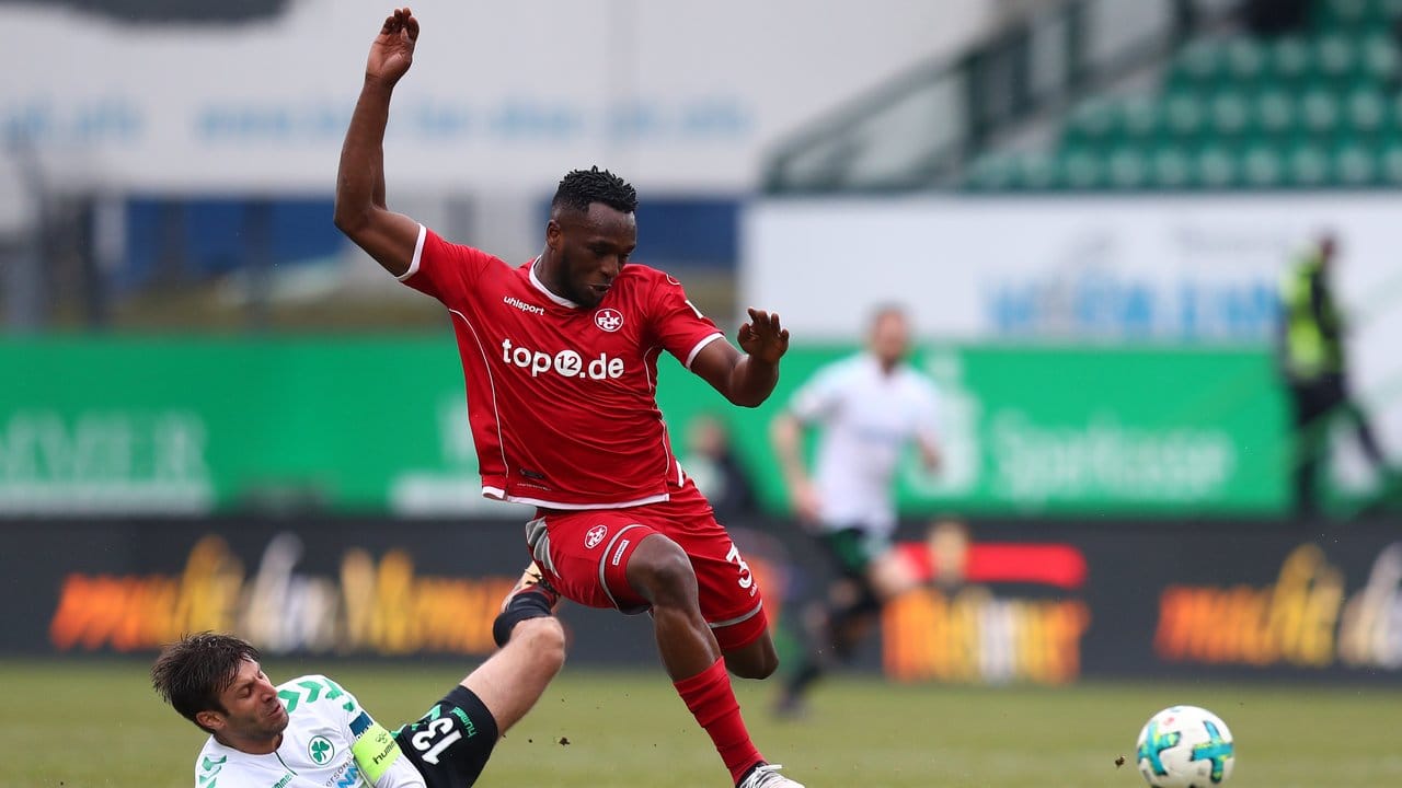 Marco Caligiuri (l) von der SpVgg Greuther Fürth und Lauterns Osayamen Osawe im Kampf um den Ball. Marco Caligiuri (l) von der SpVgg Greuther Fürth und Lauterns Osayamen Osawe im Kampf um den Ball.