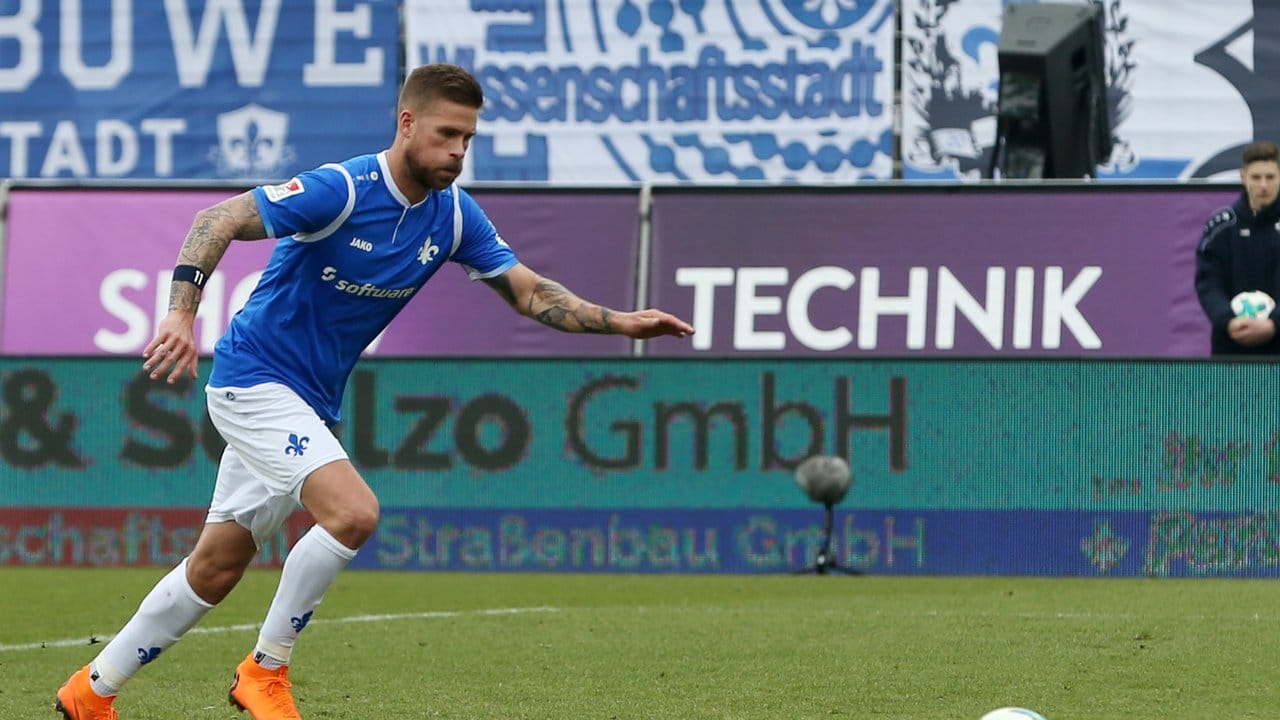 Darmstadts Tobias Kempe schiesst den Elfmeter zum 1:1-Ausgleich gegen Indolstadt. Darmstadts Tobias Kempe schiesst den Elfmeter zum 1:1-Ausgleich gegen Indolstadt.
