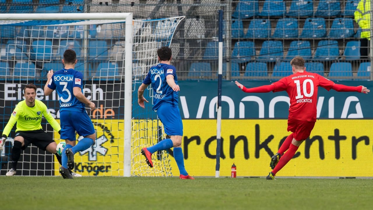 Kiels Marvin Ducksch (r/10) schießt den Ball an den Bochumern Tim Hoogland, Danilo Soares und Torwart Manuel Riemann vorbei ins Tor. Kiels Marvin Ducksch (r/10) schießt den Ball an den Bochumern Tim Hoogland, Danilo Soares und Torwart Manuel Riemann vorbei ins Tor.