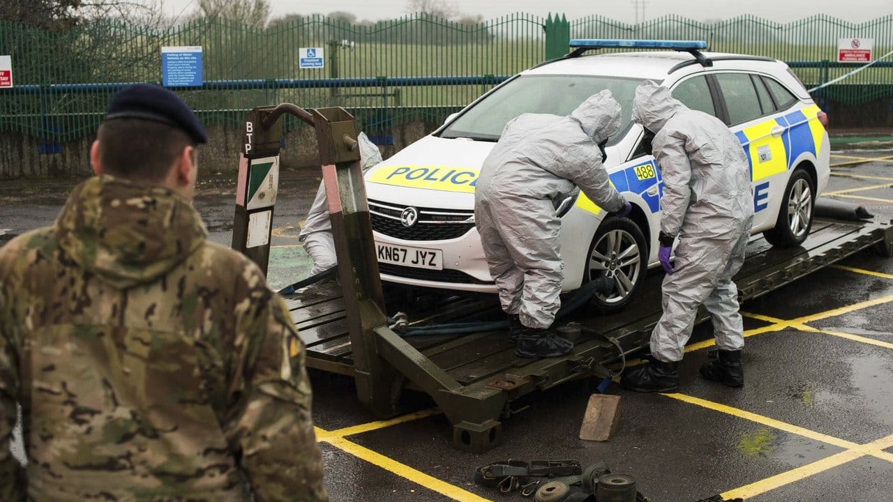 Ein kontaminiertes Polizeiauto wird in Salisbury zum Abschleppen vorbereitet.