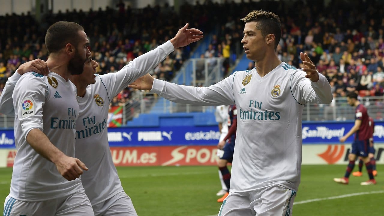 Cristiano Ronaldo (r) hat beide Treffer für Real Madrid beim 2:1-Sieg in Eibar erzielt. Cristiano Ronaldo (r) hat beide Treffer für Real Madrid beim 2:1-Sieg in Eibar erzielt.
