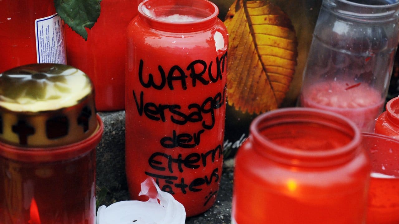 Wenige Tage nach dem Amoklauf: Trauerkerzen vor der Albertville-Realschule in Winnenden. Wenige Tage nach dem Amoklauf: Trauerkerzen vor der Albertville-Realschule in Winnenden.