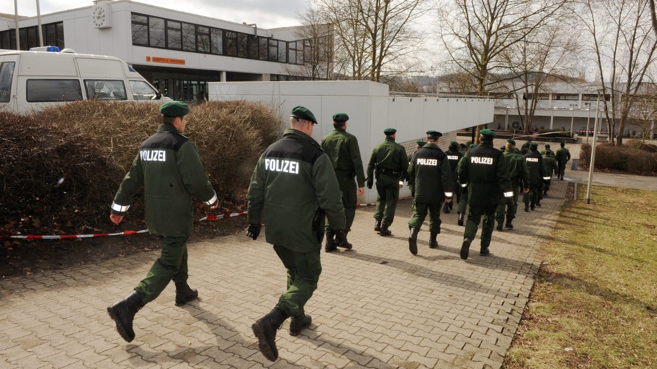 Polizeibeamte auf dem Weg zur Spurensicherung in der Albertville-Realschule. Polizeibeamte auf dem Weg zur Spurensicherung in der Albertville-Realschule.