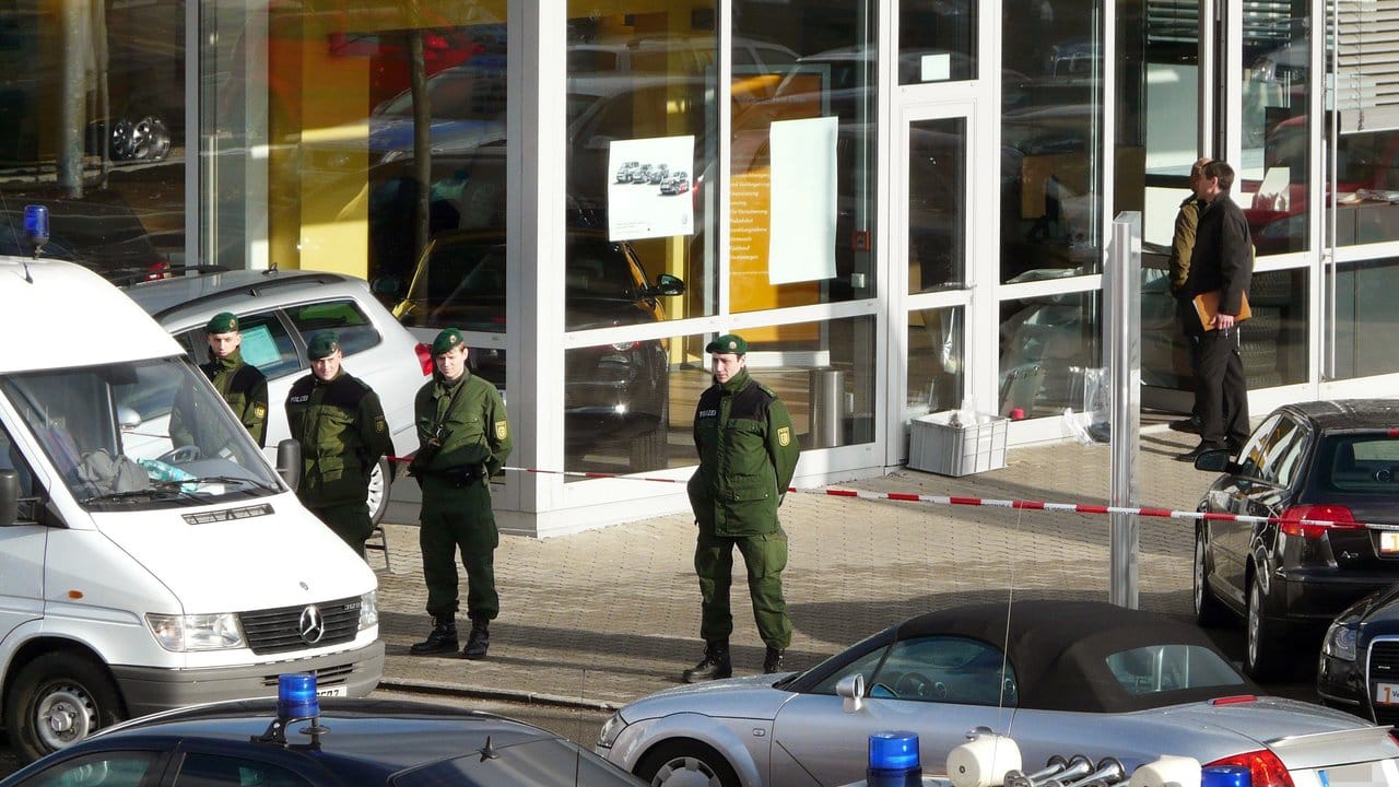 Auf dem Hof dieses Autohauses endete der Amoklauf des 17-jährigen. Auf dem Hof dieses Autohauses endete der Amoklauf des 17-jährigen.
