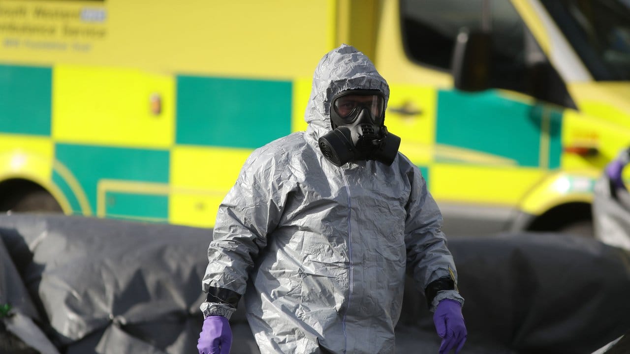 Ermittlungen in Salisbury: Ein Ermittler in Schutzkleidung und Gasmaske untersucht einen möglicherweise kontaminierten Krankenwagen.