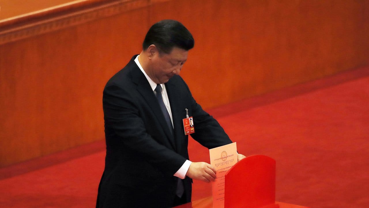 Xi Jinping, Präsident von China und Vorsitzender der Kommunistischen Partei Chinas, gibt seine Stimme ab. Xi Jinping, Präsident von China und Vorsitzender der Kommunistischen Partei Chinas, gibt seine Stimme ab.