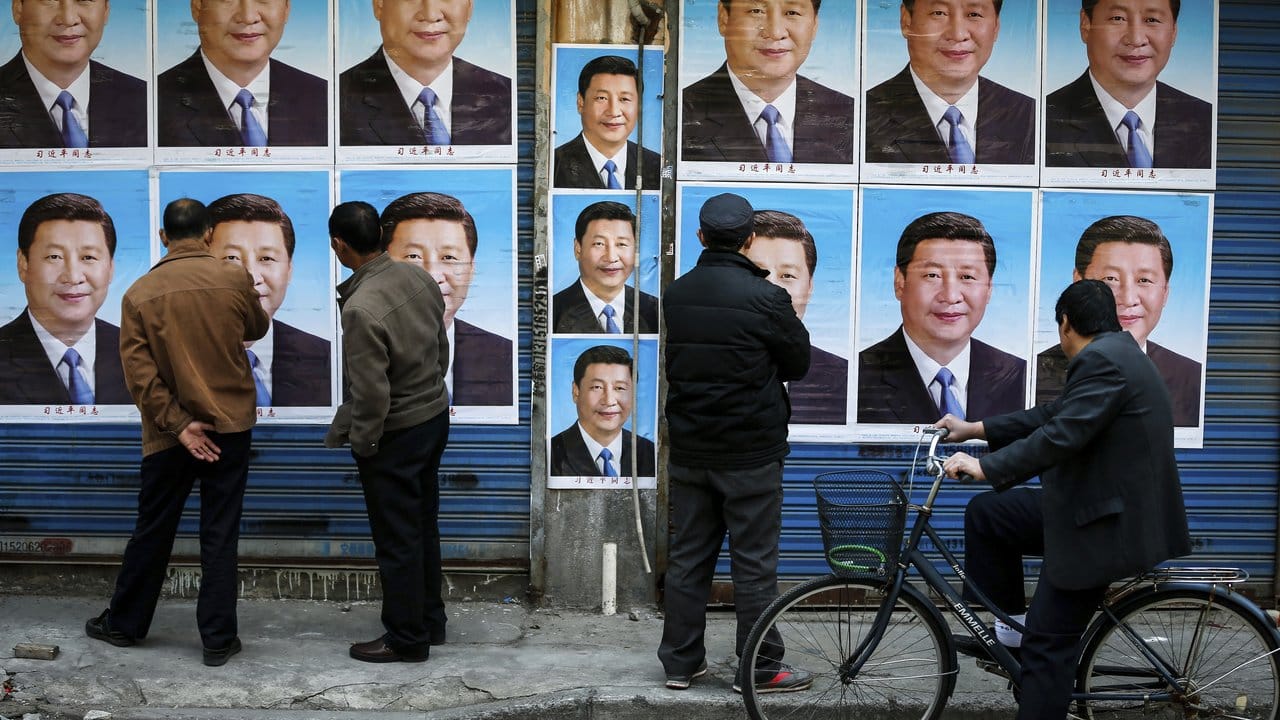 Xi Jinping ist überall: Ein Gebäude ist mit zahlreichen Postern des chinesischen Präsidenten Xi Jinping gepflastert. Xi Jinping ist überall: Ein Gebäude ist mit zahlreichen Postern des chinesischen Präsidenten Xi Jinping gepflastert.