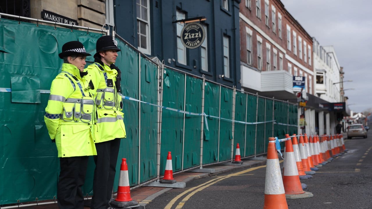 Polizisten stehen vor dem Restaurant Zizzi in Salisbury, das Ermittler auf Spuren von Nervengift untersuchen.