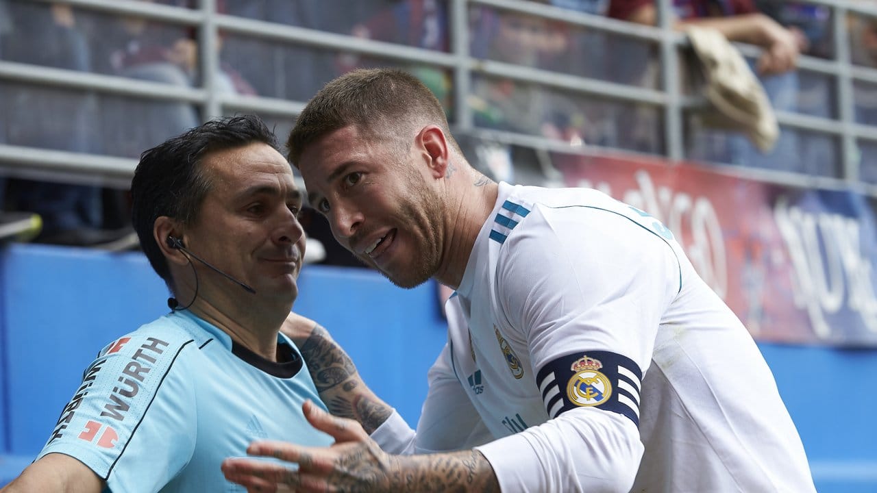 Musste sich beim Sieg von Real Madrid in Eibar eine kurze Auszeit nehmen: Real-Kapitän Sergio Ramos (r). Musste sich beim Sieg von Real Madrid in Eibar eine kurze Auszeit nehmen: Real-Kapitän Sergio Ramos (r).