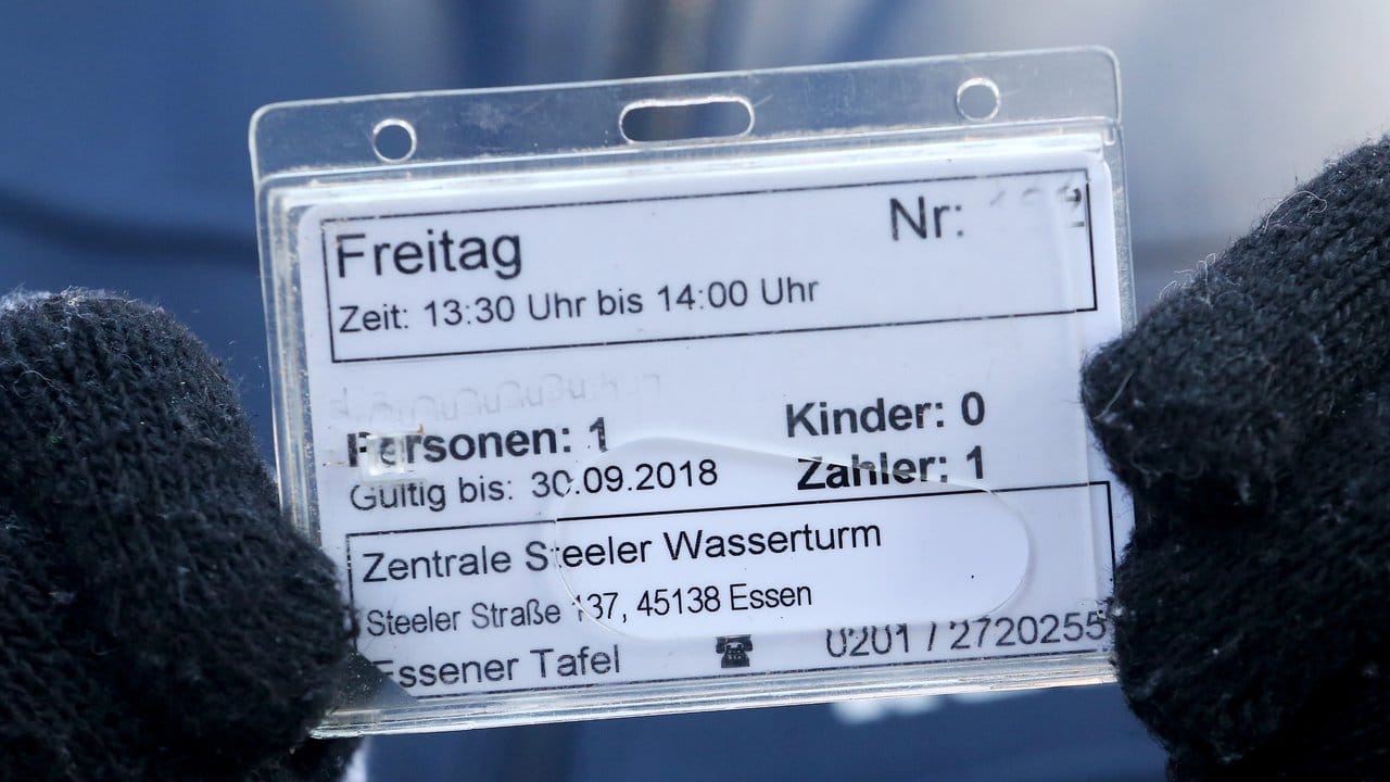 Eine Kundin der Essener Tafel zeigt ihre Berechtigungskarte. Eine Kundin der Essener Tafel zeigt ihre Berechtigungskarte.