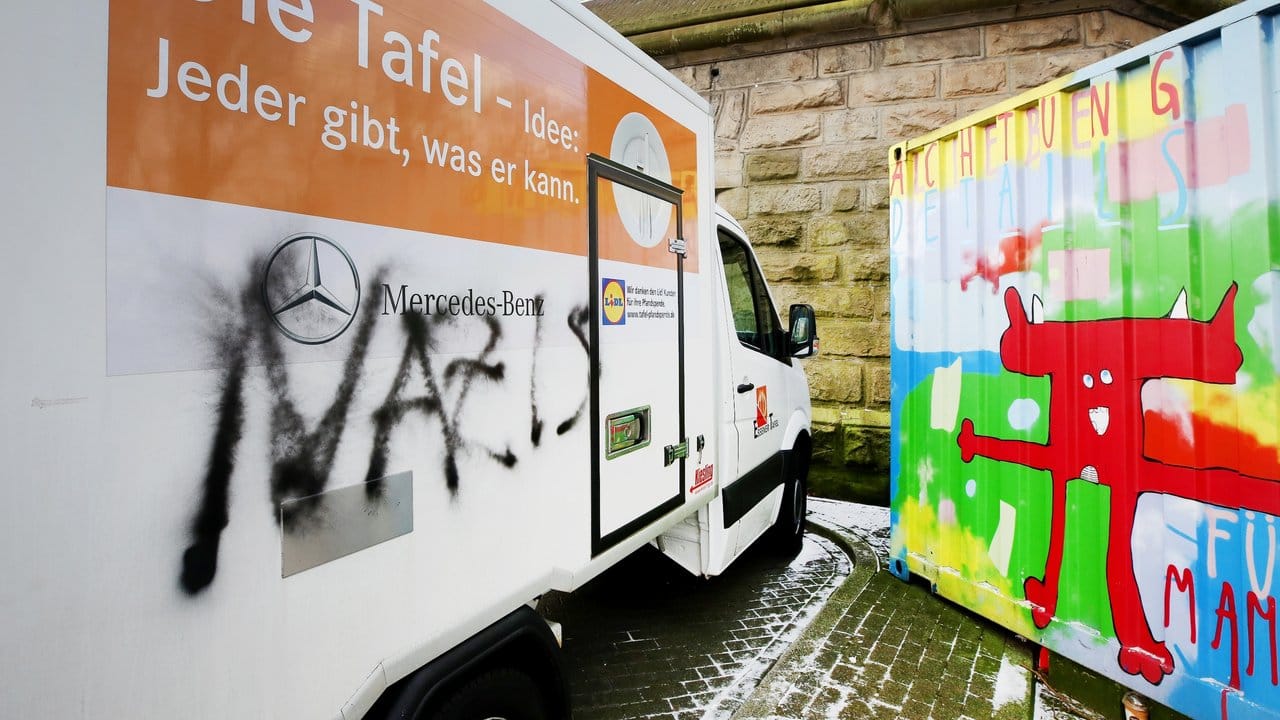 Die Essener Tafel wurde nach dem AUfnahmestopp heftig kritisiert, ihre Fahrzeuge beschmiert. Die Essener Tafel wurde nach dem AUfnahmestopp heftig kritisiert, ihre Fahrzeuge beschmiert.