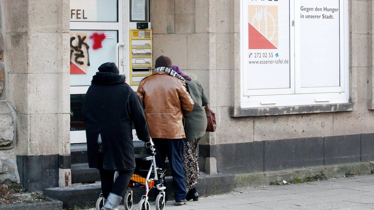 Bewerber für die Berechtigungsausweise vor dem Gebäude der Essener Tafel. Bewerber für die Berechtigungsausweise vor dem Gebäude der Essener Tafel.