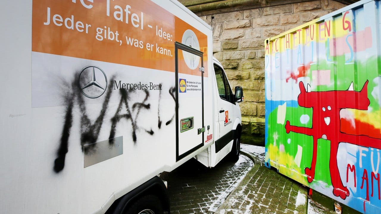 Ein Fahrzeug der Essener Tafel ist mit dem Wort "Nazis" beschmiert worden. Ein Fahrzeug der Essener Tafel ist mit dem Wort "Nazis" beschmiert worden.