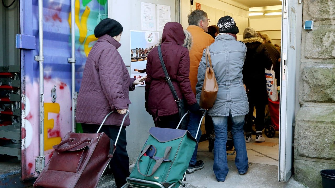 Kunden der Essener Tafel auf dem Weg zur Ausgabestelle. Kunden der Essener Tafel auf dem Weg zur Ausgabestelle.