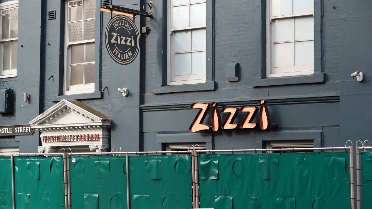 Absperrungen vor dem Restaurant "Zizzi", das Ermittler auf Spuren von Nervengift untersuchen.