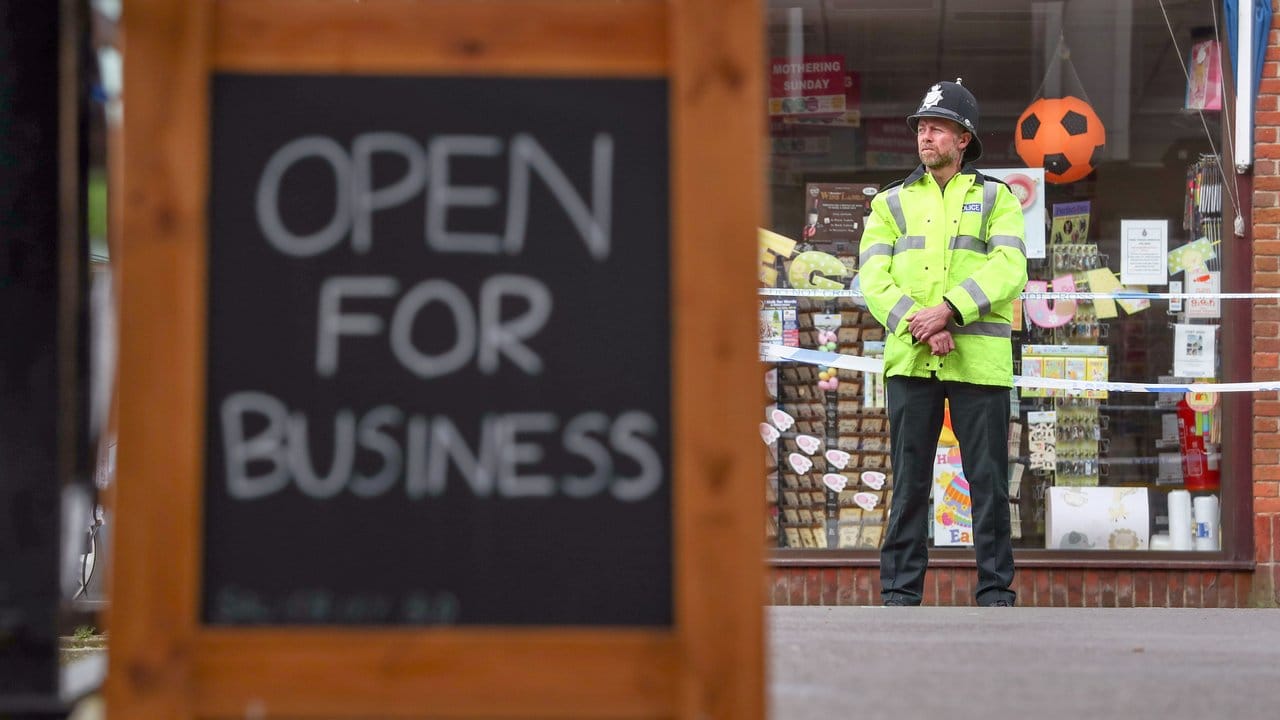"Wir haben geöffnet": Ein Polizist steht Wache vor einem Ladengeschäft in Salisbury, während Ermittler nach Spuren von Nervengift suchen.