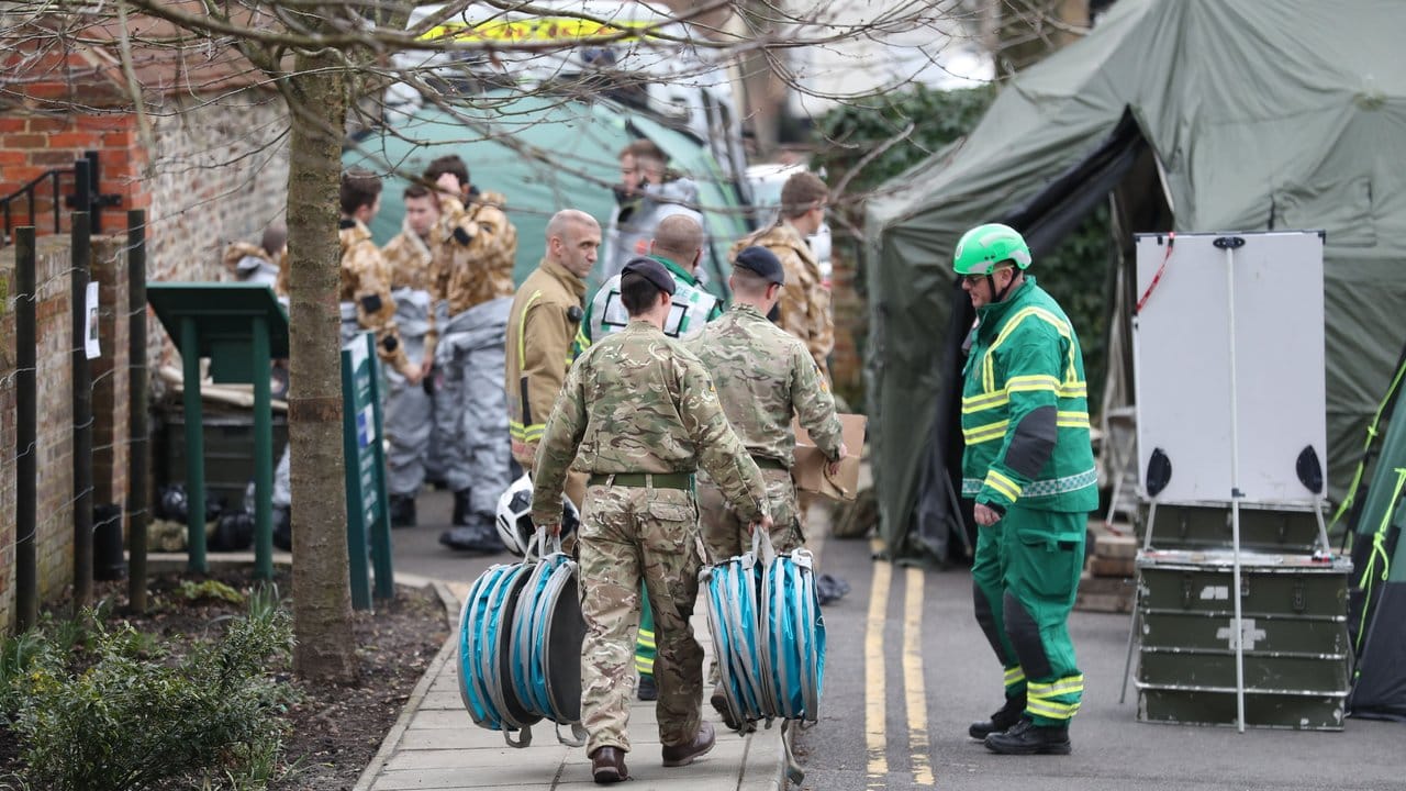 Mit riesigem Aufwand und größter Vorsicht: Spezialeinheiten des Militärs in Salisbury.