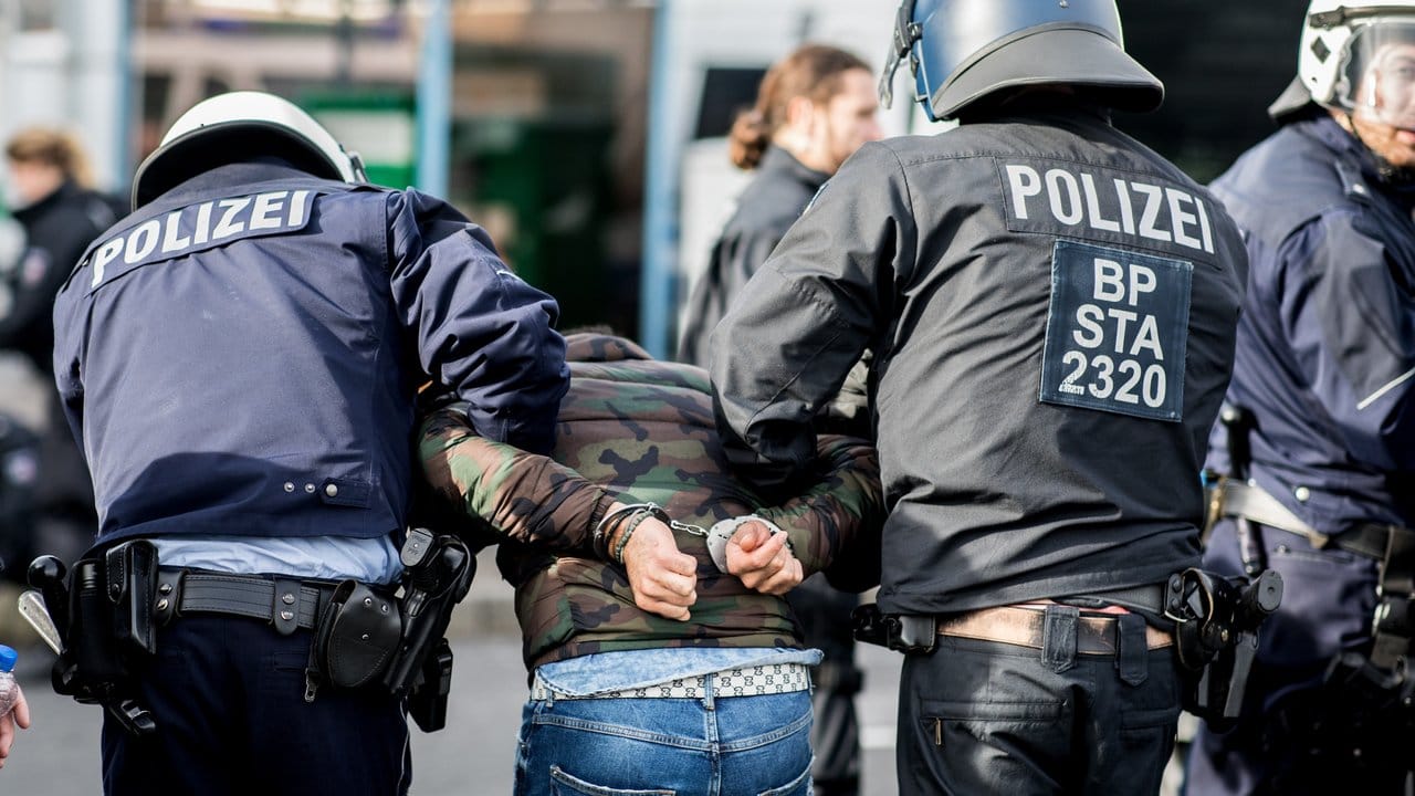 Demonstranten hatten sich am Flughafen Düsseldorf versammelt, um gegen das Vorrücken der türkischen Armee auf die nordsyrische Stadt Afrin zu protestieren. Demonstranten hatten sich am Flughafen Düsseldorf versammelt, um gegen das Vorrücken der türkischen Armee auf die nordsyrische Stadt Afrin zu protestieren.