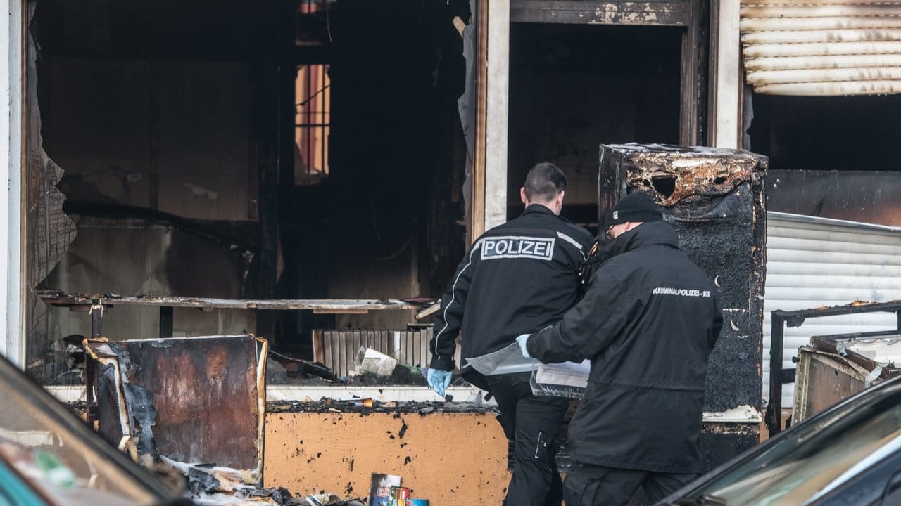 Das vom Feuer zerstörte Gebäude in Berlin, in der ein Moscheeverein untergebracht ist. Das vom Feuer zerstörte Gebäude in Berlin, in der ein Moscheeverein untergebracht ist.