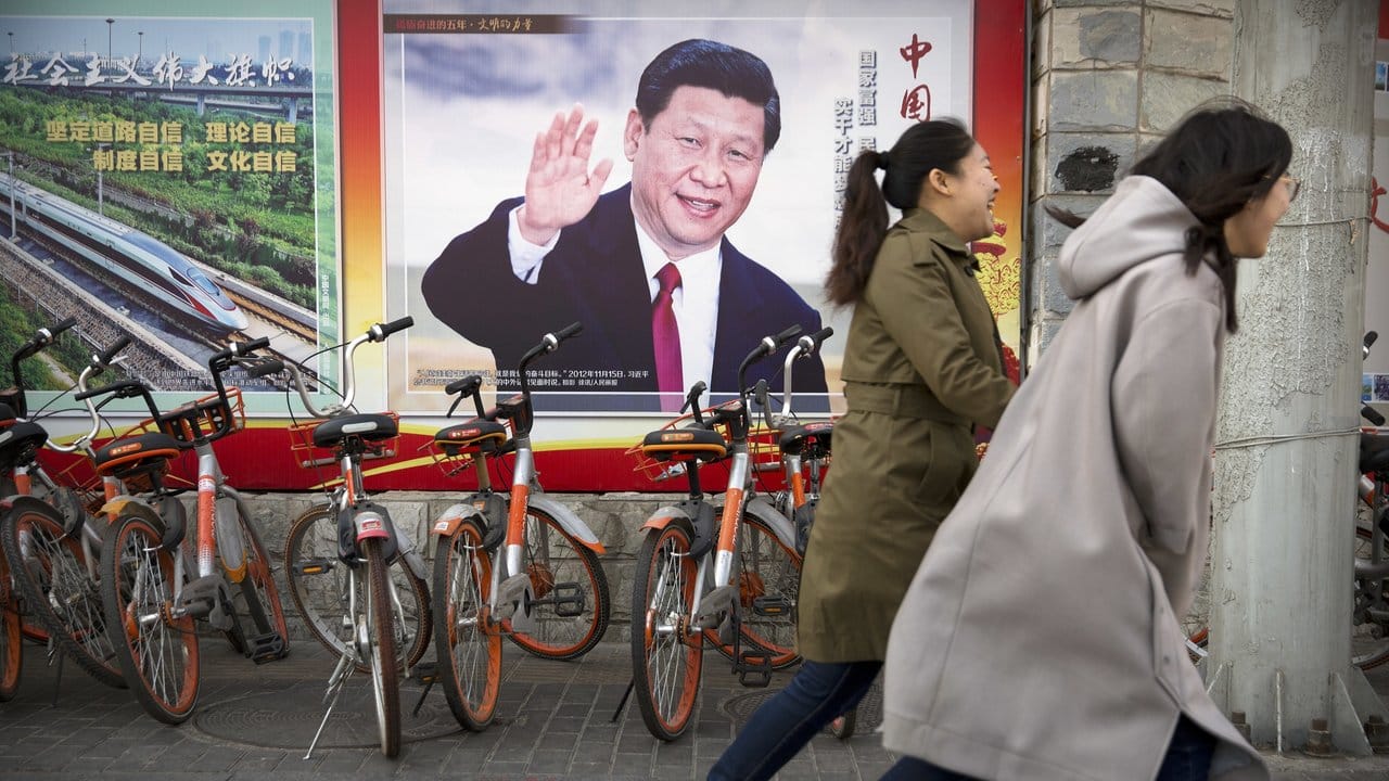 Allgegenwärtig: Chinesen laufen an einem Poster mit dem Konterfei von Präsident Xi Jinping vorbei. Allgegenwärtig: Chinesen laufen an einem Poster mit dem Konterfei von Präsident Xi Jinping vorbei.