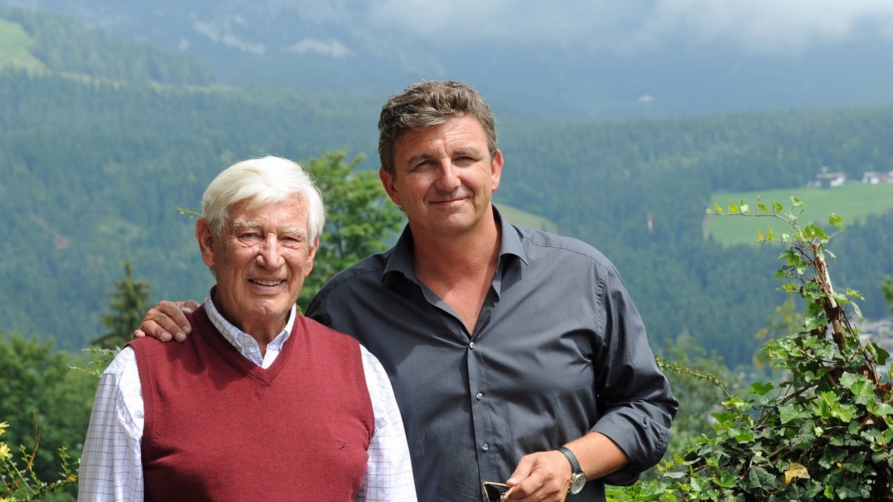 Siegfried Rauch und Hans Sigl bei einer Drehpause zur ZDF-Arztserie "Der Bergdoktor" in Ellmau in Tirol. Siegfried Rauch und Hans Sigl bei einer Drehpause zur ZDF-Arztserie "Der Bergdoktor" in Ellmau in Tirol.